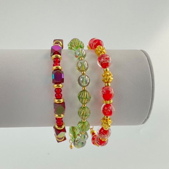 Dropped!  Handmade.  Red & Green & Christmas Theme Bracelets. - Picture 2 of 8